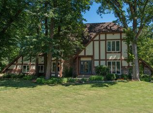 8938 Hidden Oaks Dr, Eden Prairie, MN 55344