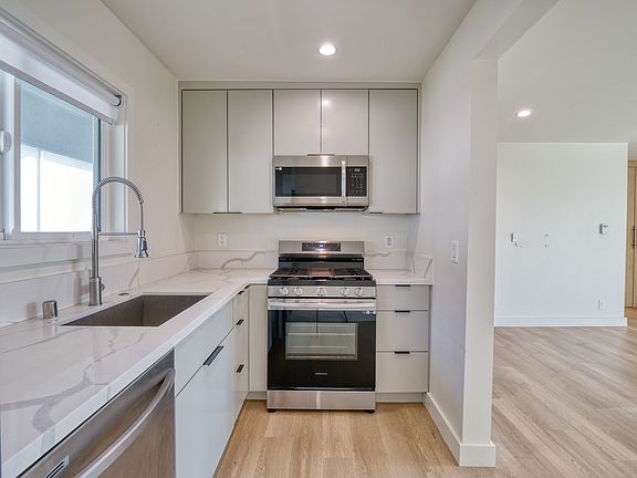 4th image of 1334 Barry Ave APT 8
