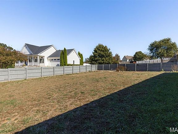 4th image of 212 Redbud Dr