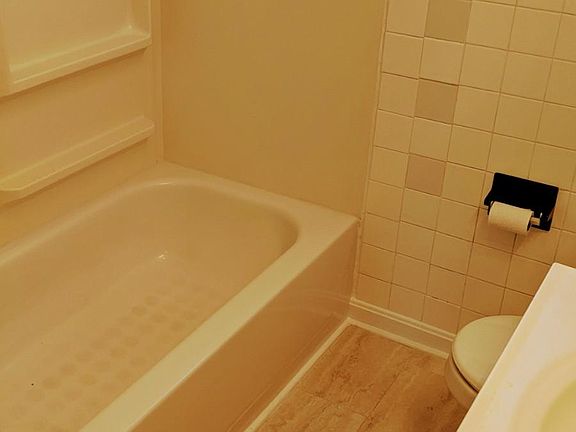 5th image of 412 Woodview Ave