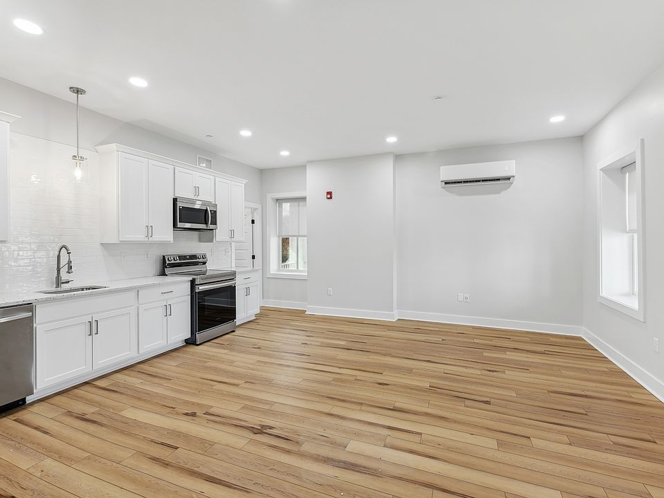1st image of 515 E Washington St #16626641