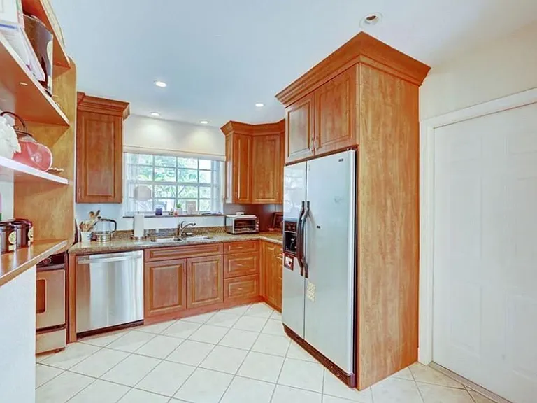 1811 NE 43rd St — Photo 5