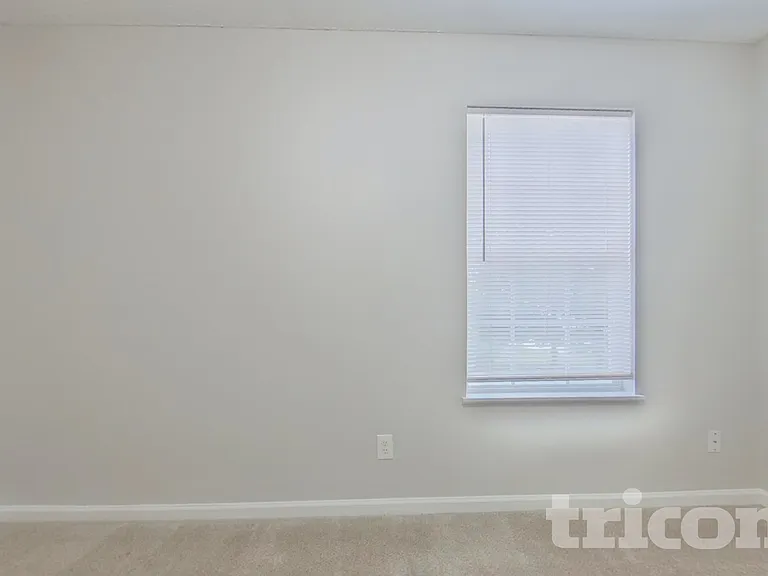 945 Schofield Ln — Photo 9