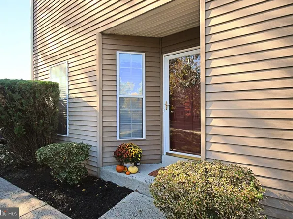 27 Village Dr, Schwenksville, PA 19473