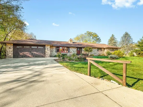 690 Valley Forge Trl, Rockton, IL 61072