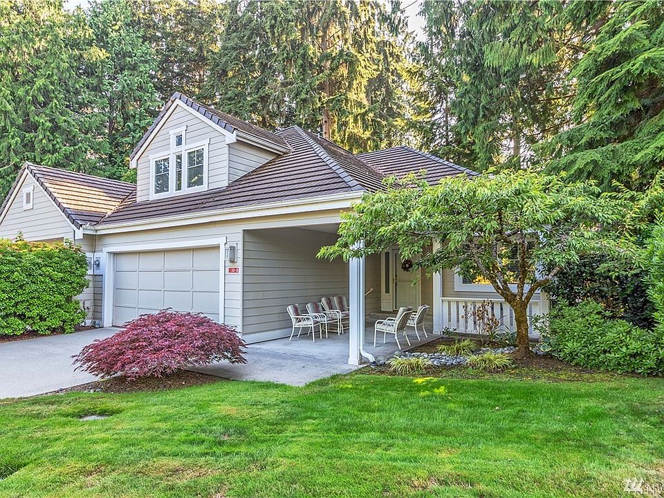 Very Private end unit with 2 car garage attached leading directly to kitchen.