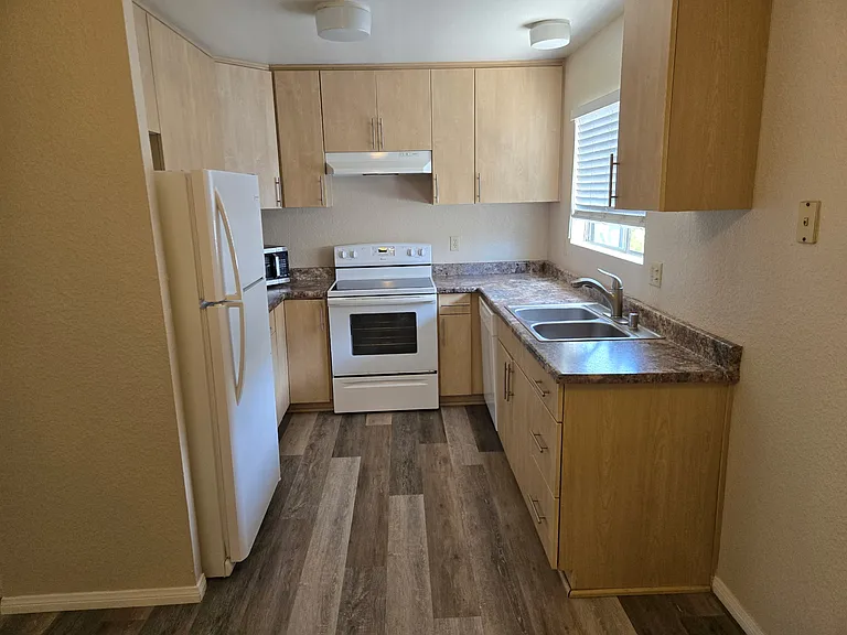 1425 Essex St — Photo 7