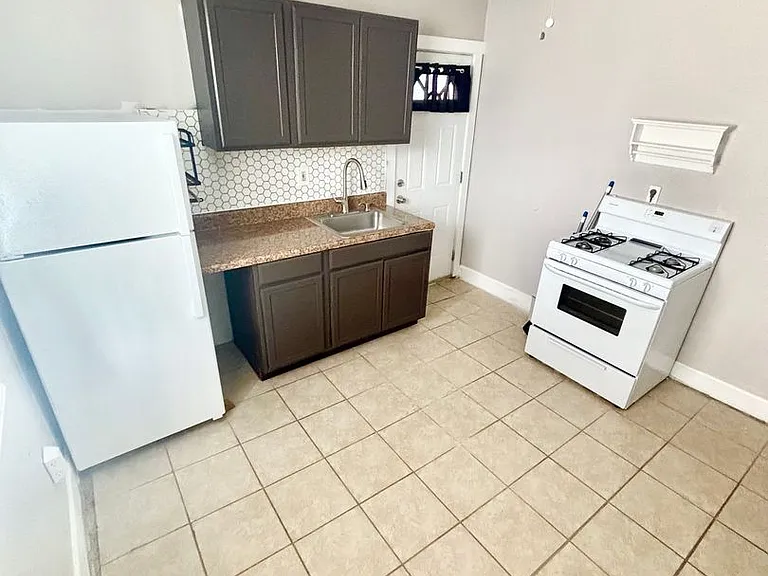 Desirable Euclid Neighborhood Apartment Building (Studio Apartments) & 2 Bedroom Single House - S... — Photo 9