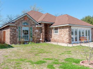 308 Meadow Park Dr, White Settlement, TX 76108