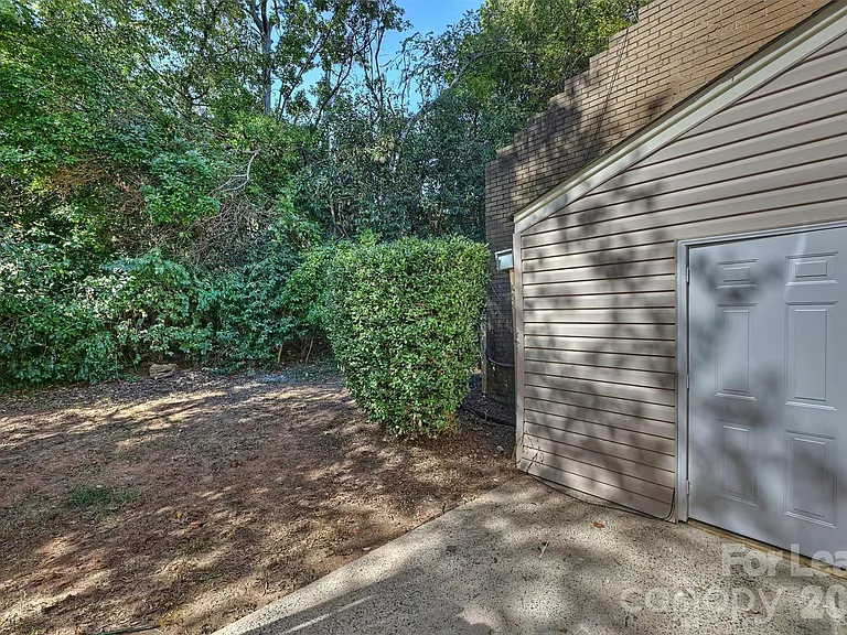 951 Hollywood St — Photo 11