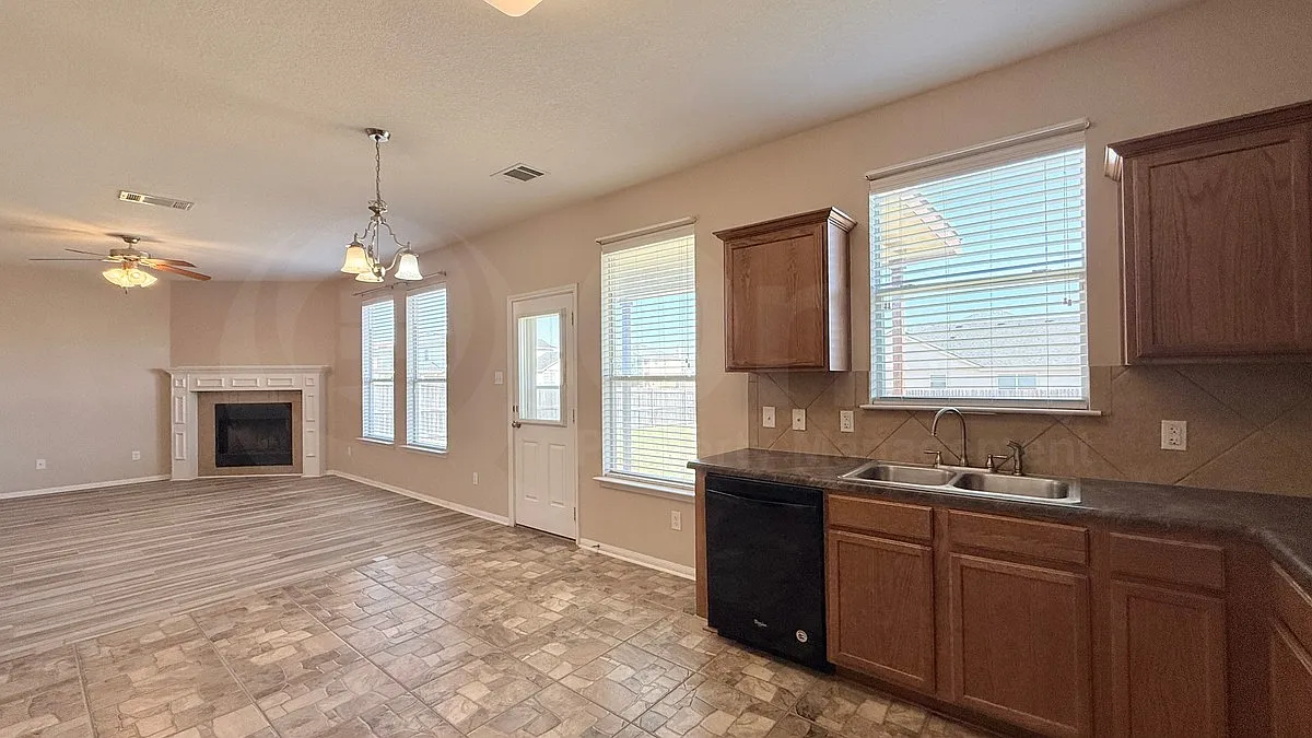 3 bed, 2.5 bath, 2222 sqft, $1,750 — Photo 4
