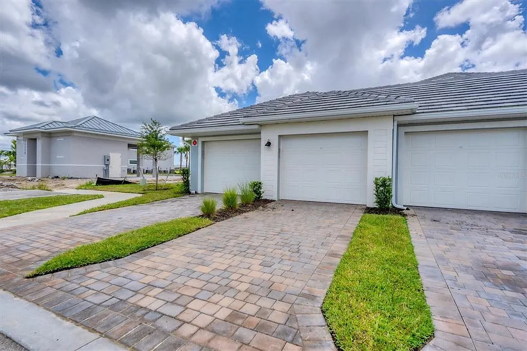 2 bed, 2.0 bath, 1569 sqft, $3,400 — Photo 3