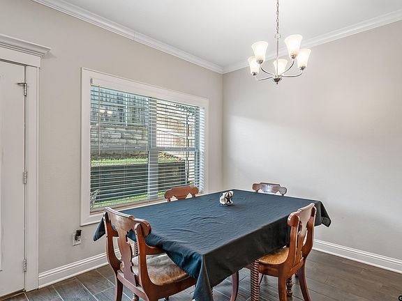 5th image of 826 Lindsey Ln