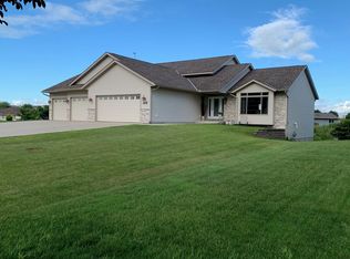 1115 Dale St SW, Hutchinson, MN 55350