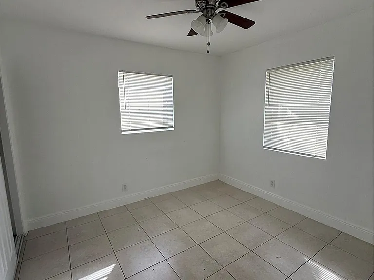 1139 NW 9th Ave — Photo 15