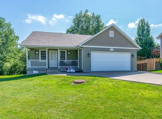 16 W Village Cir, Davenport, IA 52806