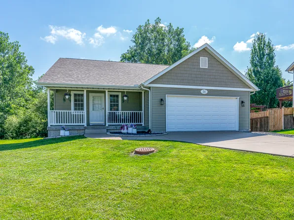 16 W Village Cir, Davenport, IA 52806