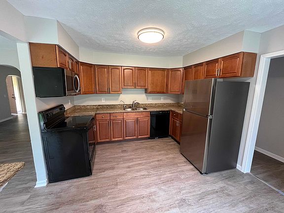 4th image of 10 N Strawberry Ln