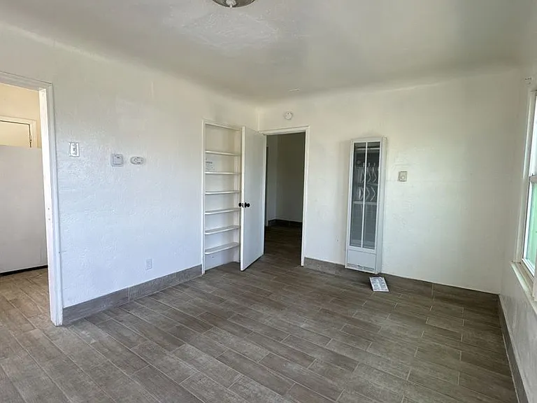240 E Hanford Armona Rd #A-E — Photo 3