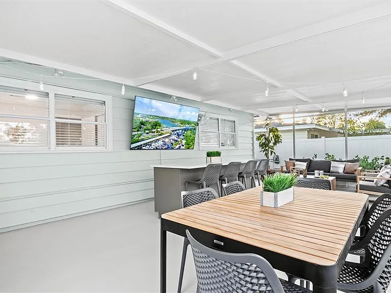 2641 Martin St — Photo 31