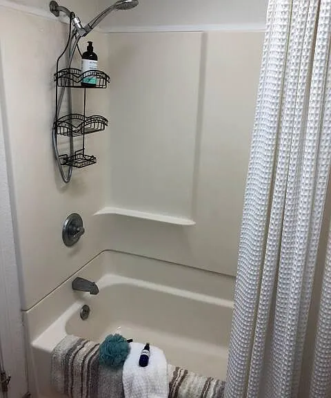 221 Sandercock St — Photo 10