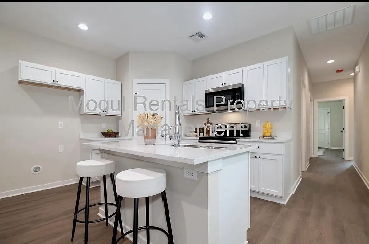 3 bed, 1136 sqft, $1,595 — Photo 3