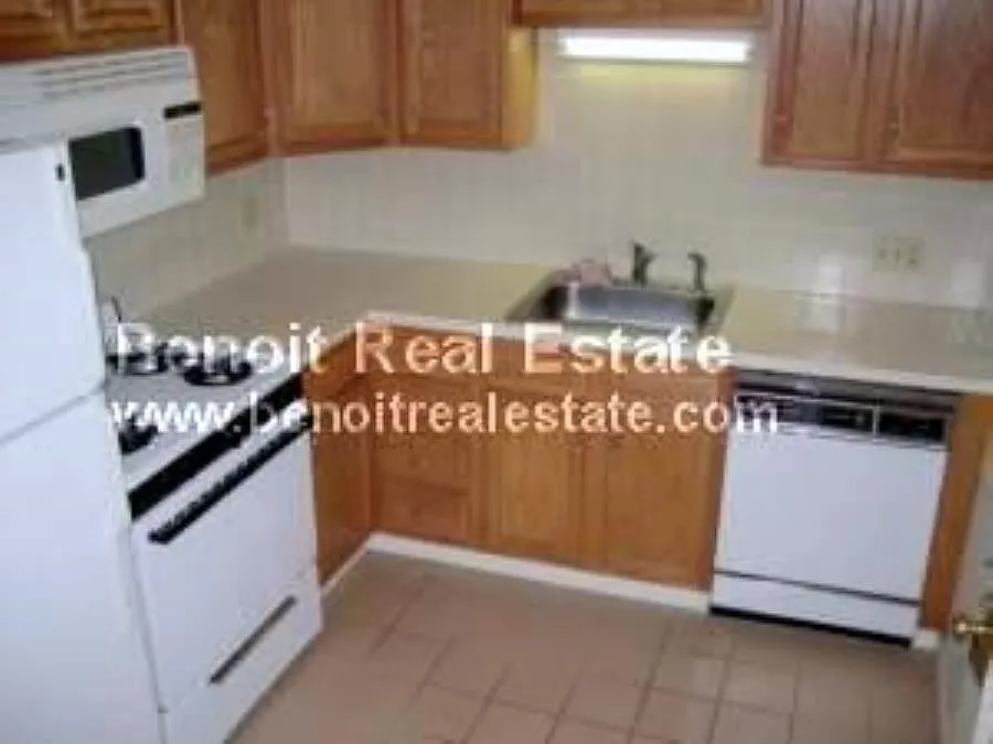 3 bed, 1.5 bath, 2412 sqft, $3,200 — Photo 4