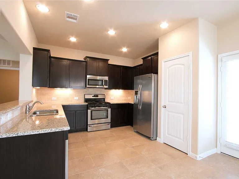 624 Carly Ann Ln — Photo 5