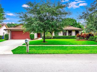 915 Foresteria Ave, Wellington, FL 33414