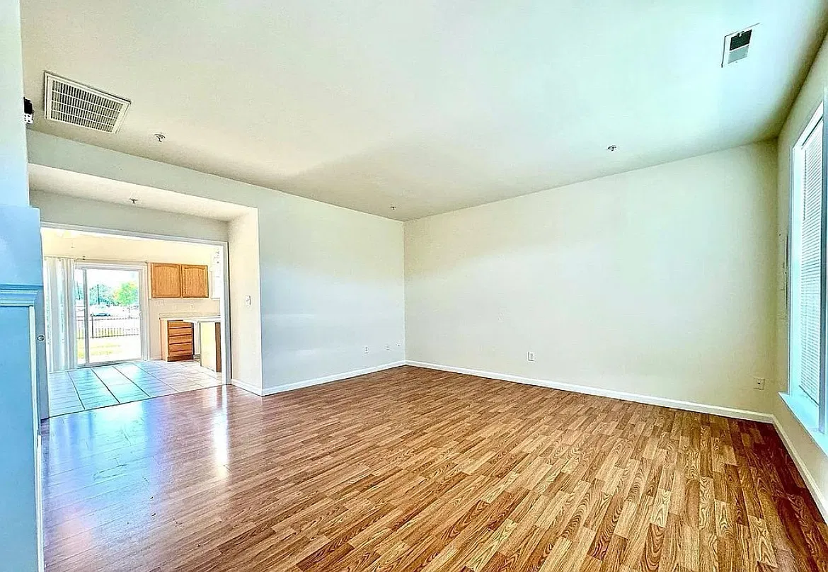 1005 Meadow View Dr — Photo 3