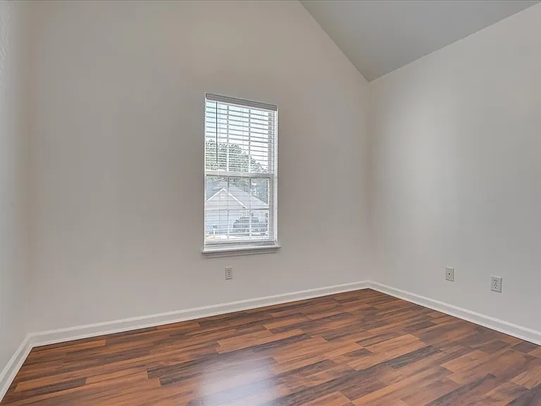 482 Connemara Trl — Photo 2