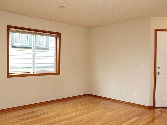 4th image of 52 NE Sacramento St APT B