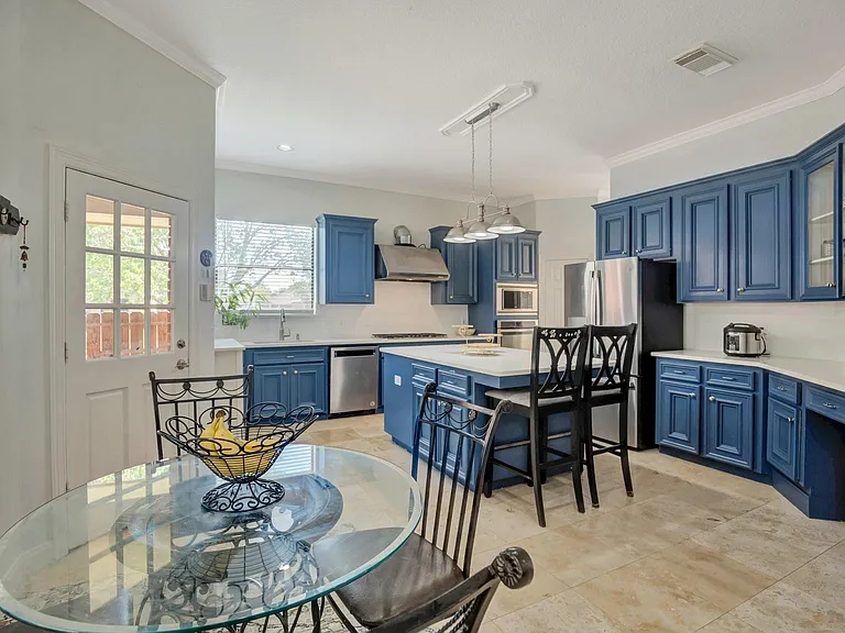 301 Winding Oak Ln S — Photo 8