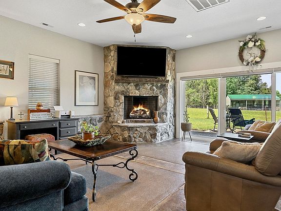 14th image of 1004 Dry Creek Rd