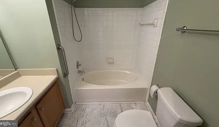 300 Riverbend Dr #1E — Photo 5