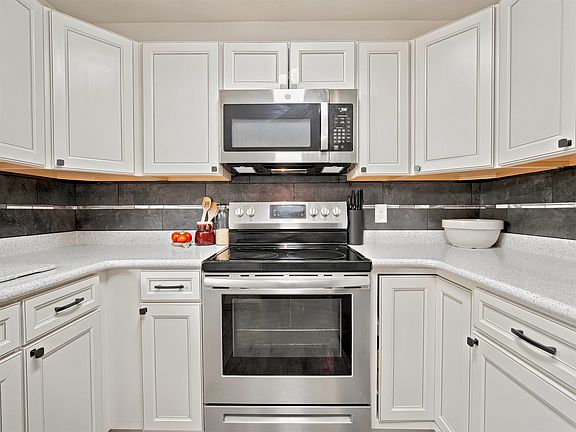 4th image of 2408 Walnut Ave