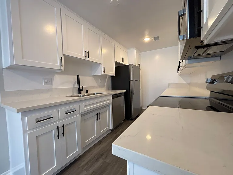 616 North Sweetzer Avenue — Photo 11