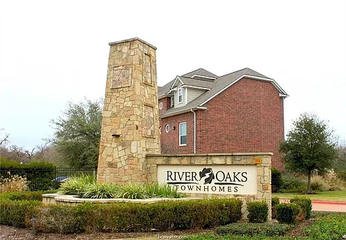 305 Holleman Dr E Photo 1