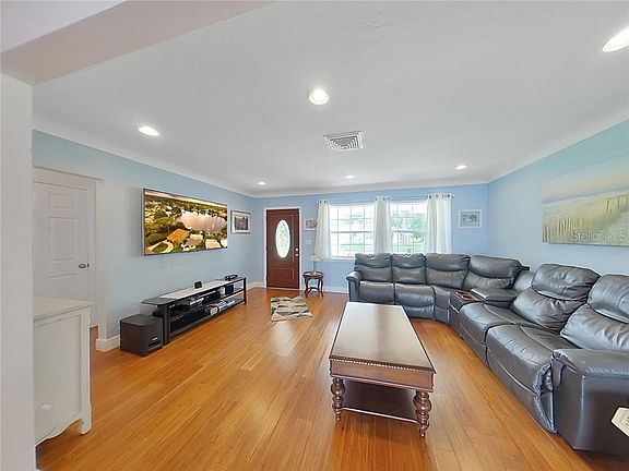 5th image of 210 89th Ave N