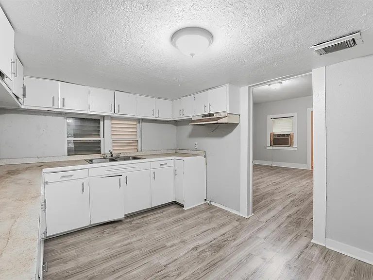811 W Broad St — Photo 21