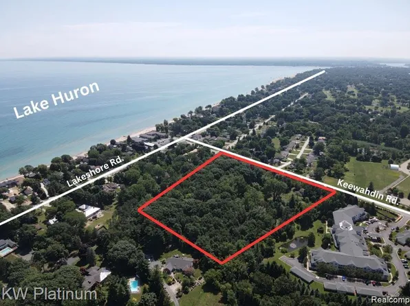 2768 Keewahdin Rd, Fort Gratiot, MI 48059