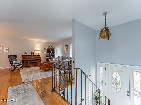 5th image of 7 White Birch Ct