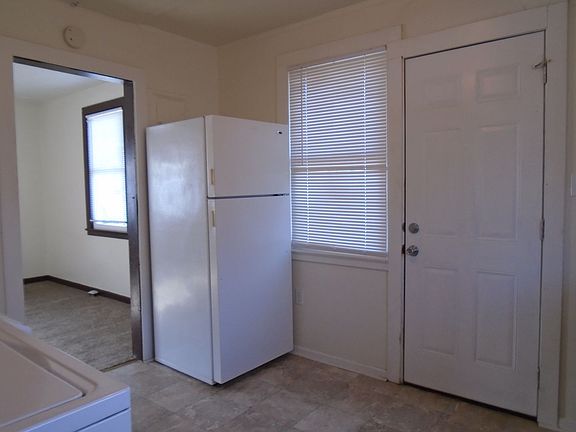 4th image of 748 W 1st St