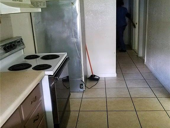 4th image of 3222 Peronne Ave #B