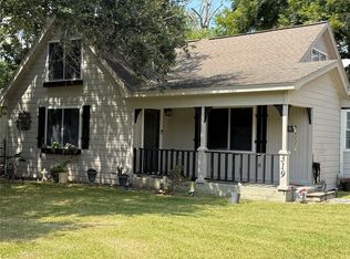 319 E Walnut St, Winnie, TX 77665