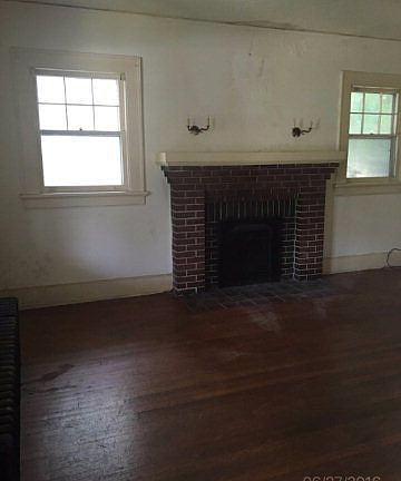 2nd image of 826-828 Sunset Avenue