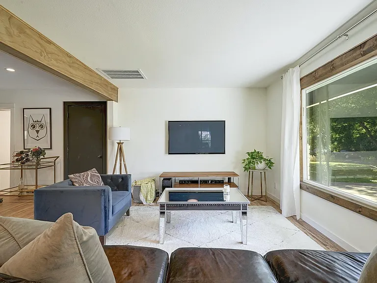 4900 Hilldale Dr — Photo 3
