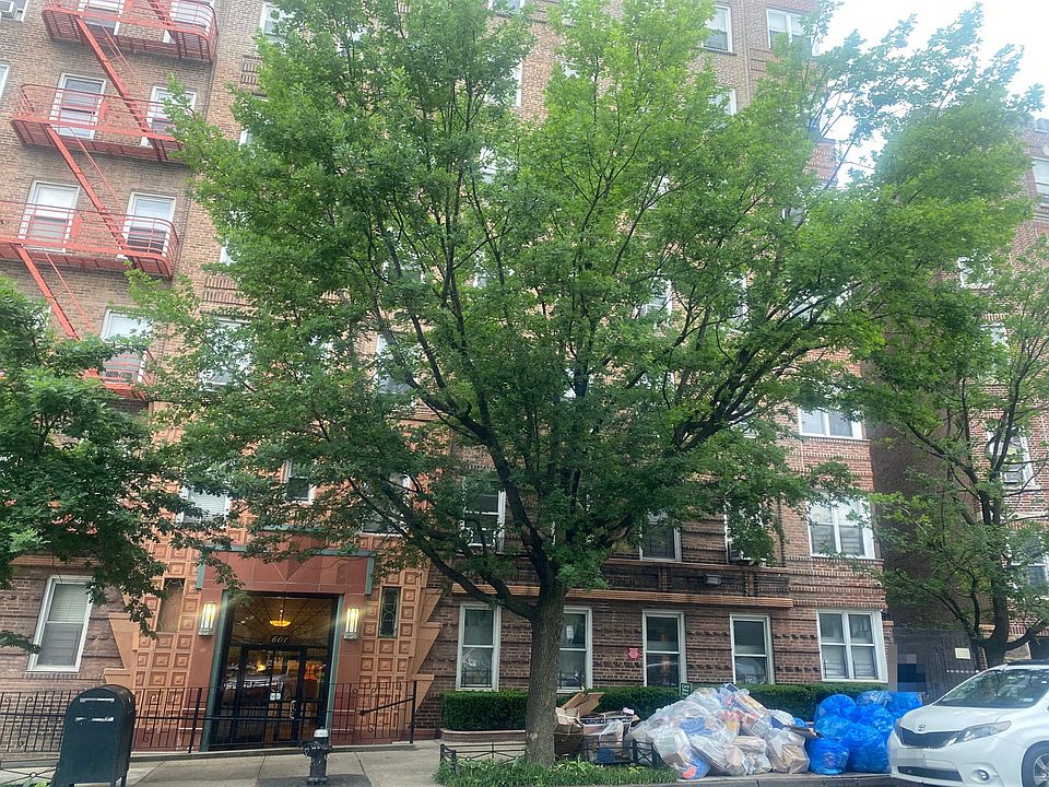 2nd image of 601 Pelham Pkwy