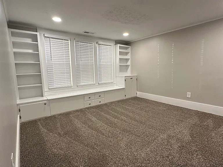 63 E Poplar St #B — Photo 12