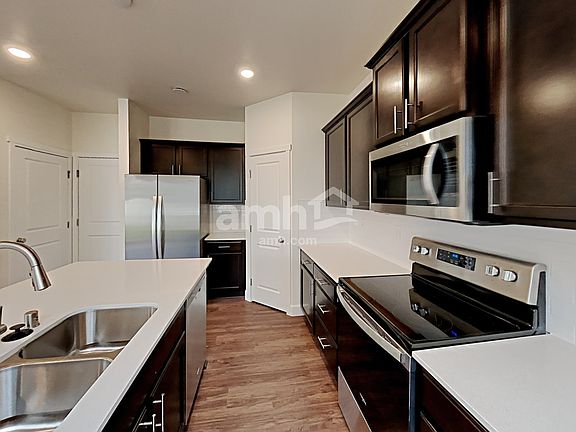 5th image of 679 Dudley St